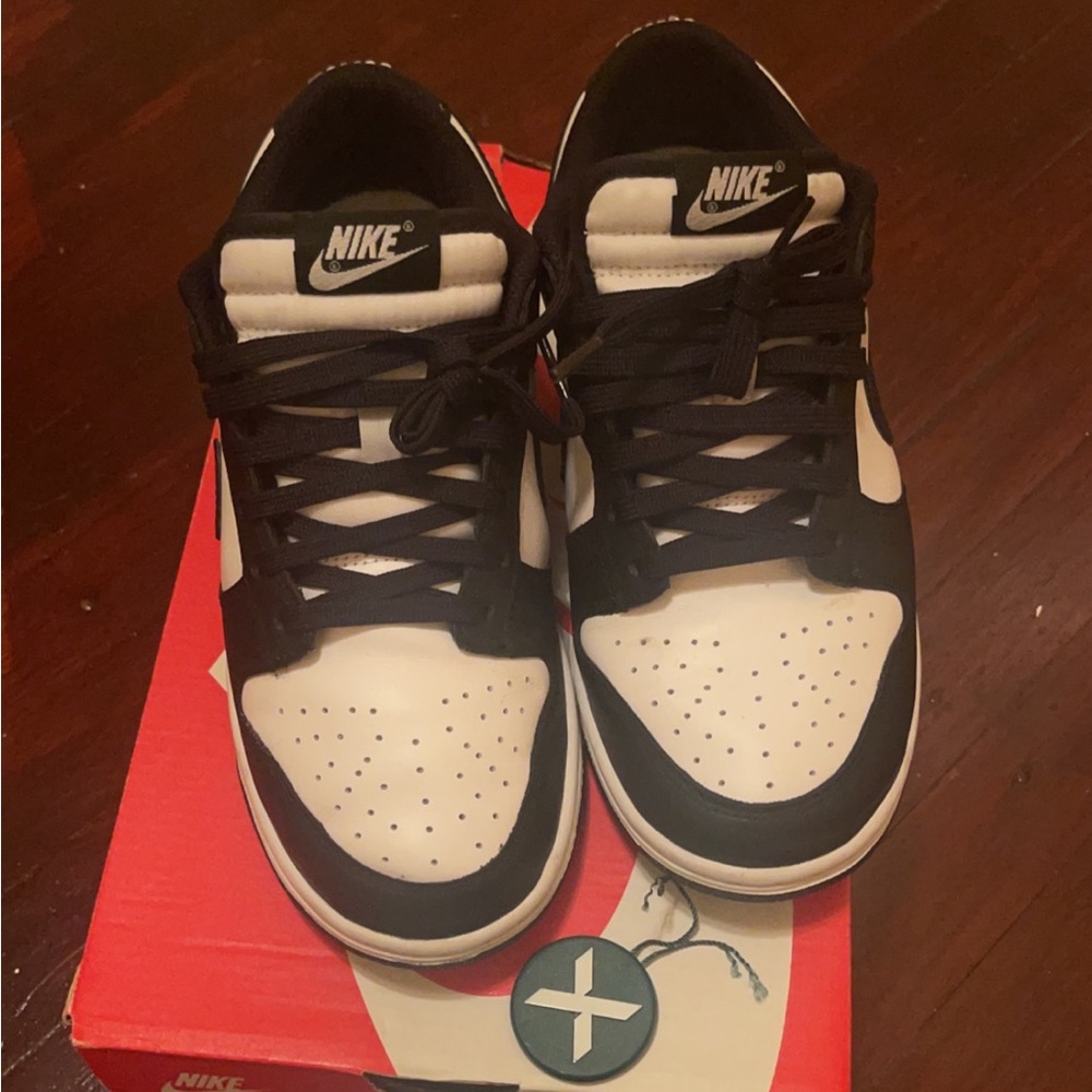 Gently  women used Nike dunk low  authentic come with box